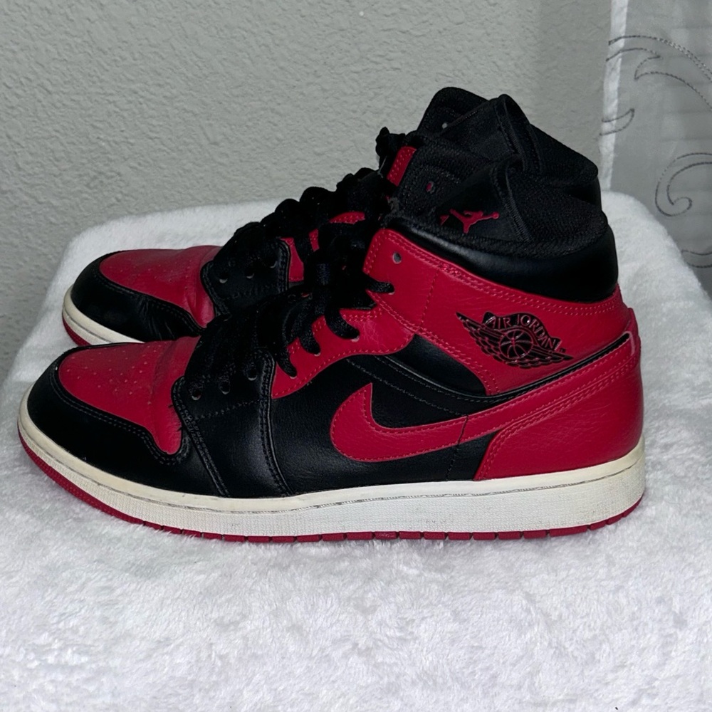 Nike Air Jordan 1 Mid Banned 2020 Men snickers Red and black size 10 - Picture 2 of 14